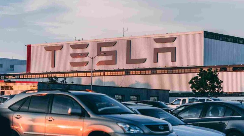 The downward trajectory of Tesla's shares persists following Musk's tweets