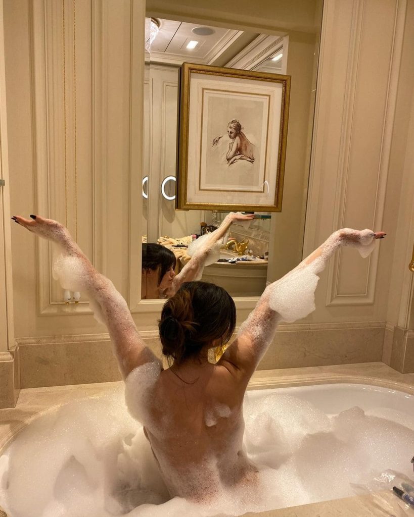 Selena Gomez nude bubble bath photo from her Paris Getaway 2 selena gomez nude bathing