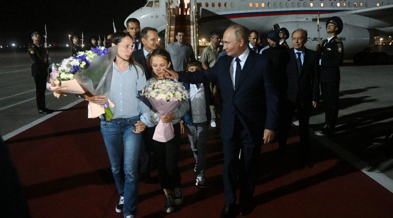 Russian Spy Couple Returns From Slovenia, Children Don't Recognise Vladimir Putin