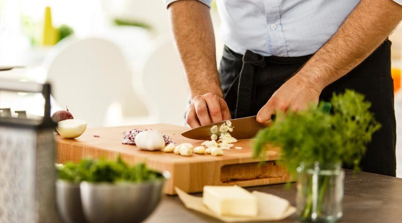 Which Garlic Flavour You Want In Your Food? It All Depends On How You Cut It
