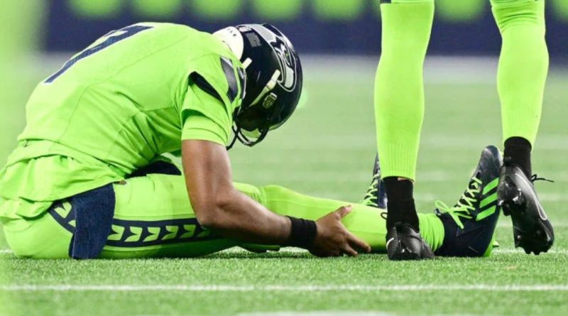 Geno Smiths Knee Injury Worries Seahawks Fans After Loss to Packers